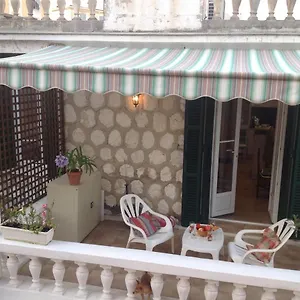 https://appartement-tout-confort-avec-terrasse.fr-provencehotel.com